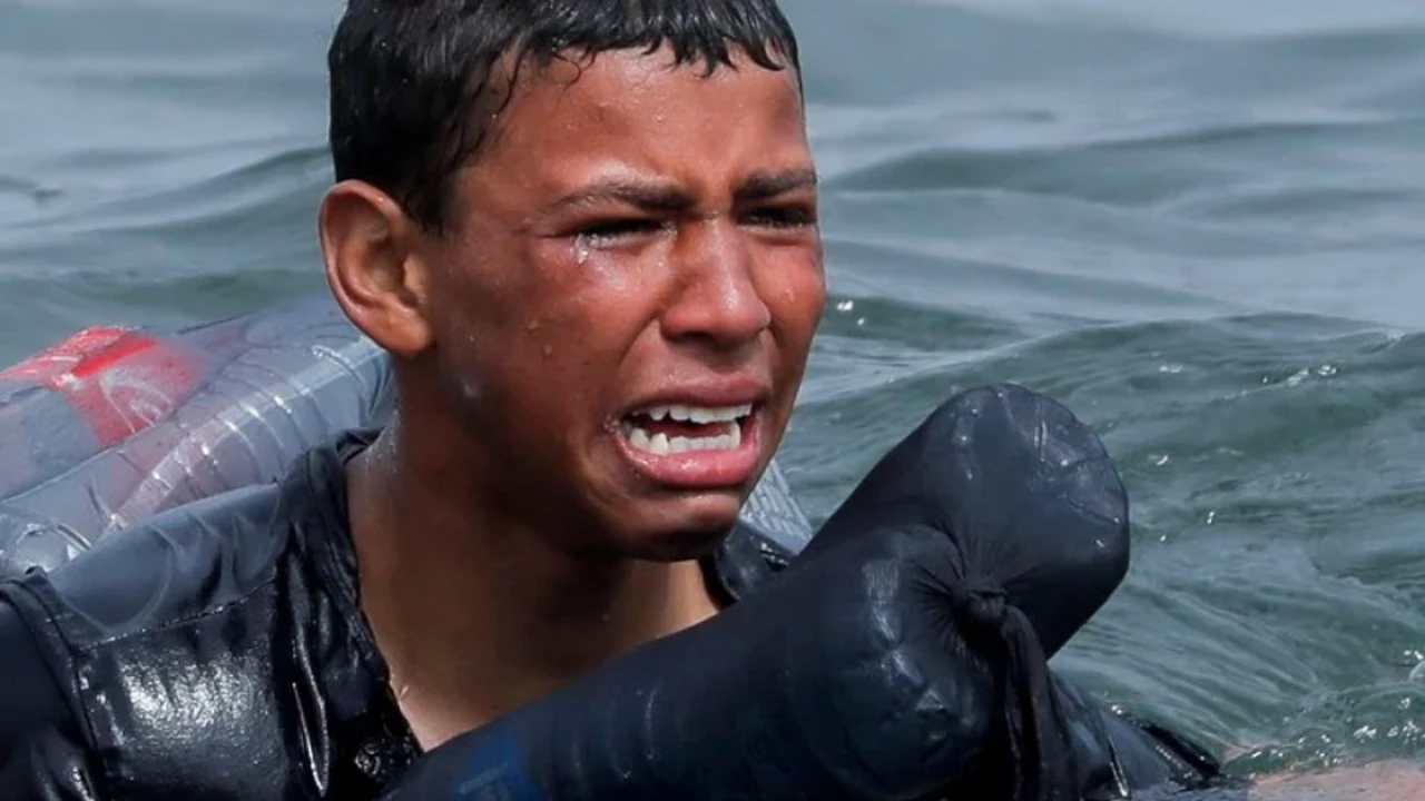 Un niño inmigrante usó botellas plásticas como flotadores para cruzar el Mediterráneo