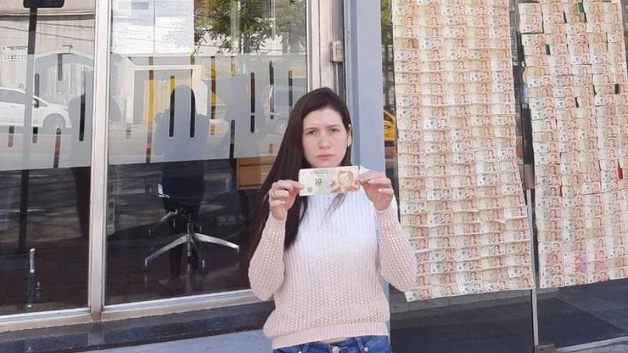 Inflación y elecciones: una candidata de Córdoba empapeló el Banco Nación con billetes de $10
