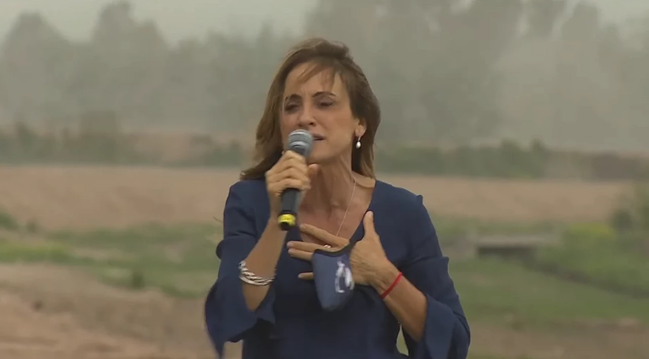 Imperdible: la candidata Victoria Tolosa Paz quedó tapada de tierra en pleno discurso