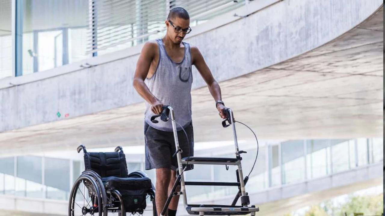 Cómo es el implante eléctrico que hizo que tres parapléjicos volvieran a caminar