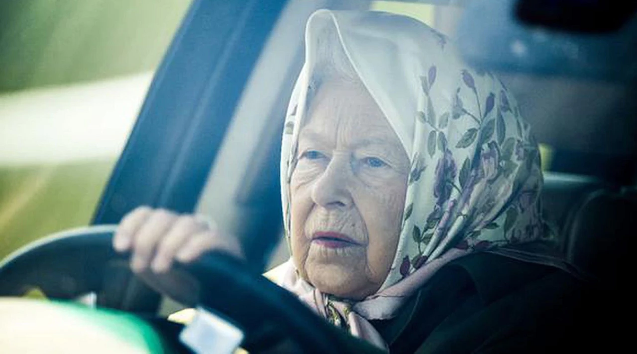 Los autos de Isabel II, la reina que rompió el protocolo y manejó hasta los 90 años