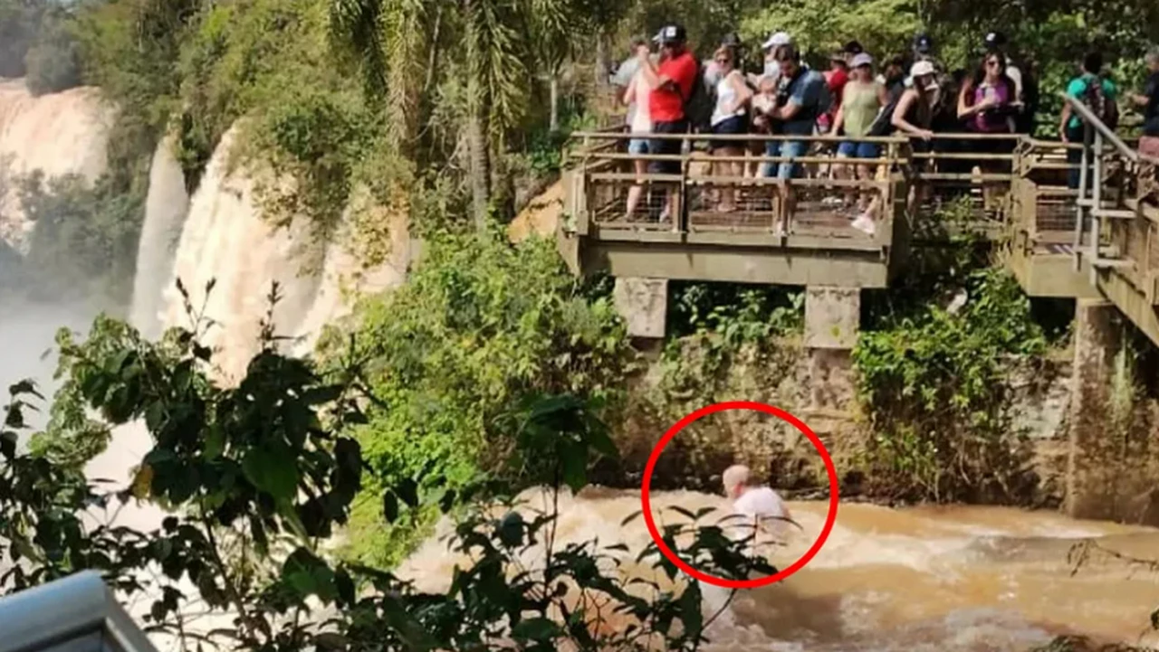 Tensión en las Cataratas del Iguazú: quiso tomarse una selfie, cayó al agua y está desaparecido