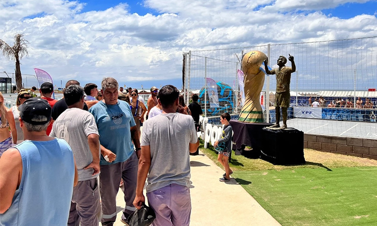 Inauguraron la primera estatua de Messi campeón del mundo: en qué lugar del país podés visitarla