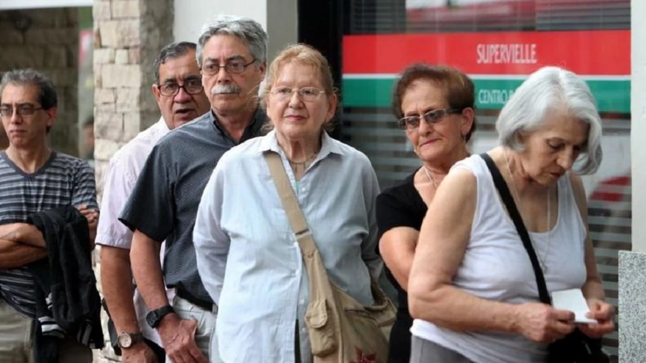 ¿Cuántos dólares representa una jubilación mínima en Argentina?