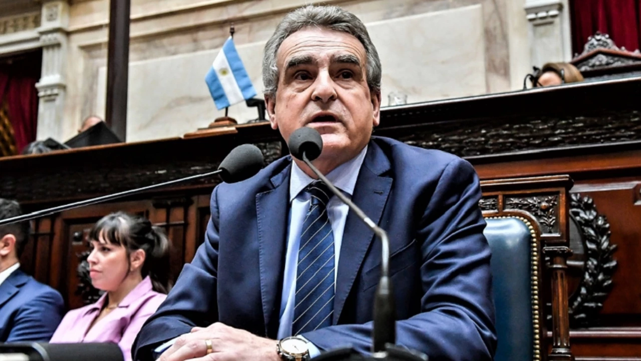 "Por un minuto con Néstor, devuelve toda la pensión": Agustín Rossi defendió a Cristina Kirchner en el Congreso