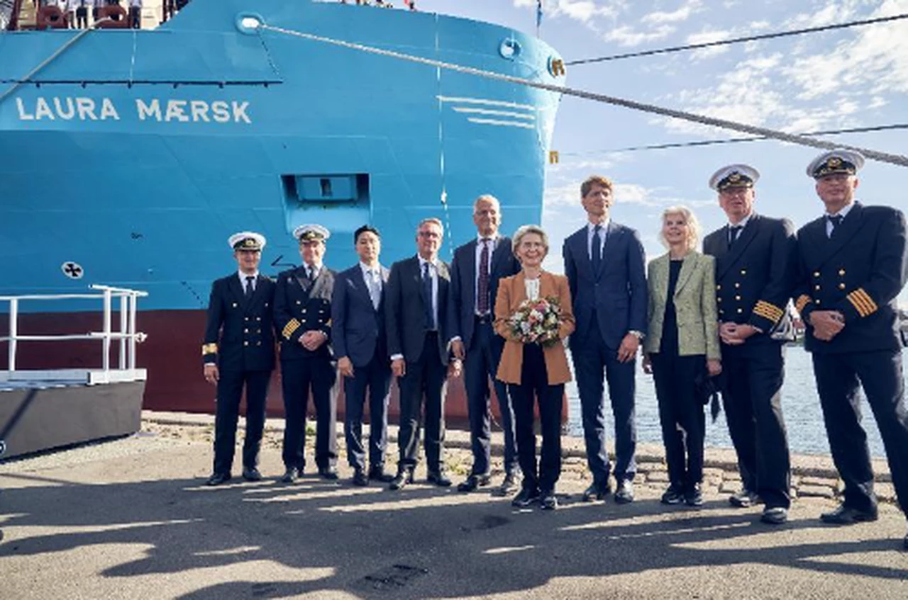 Presidenta de la Comisión Europea nombra al emblemático buque de metanol "Laura Mærsk"