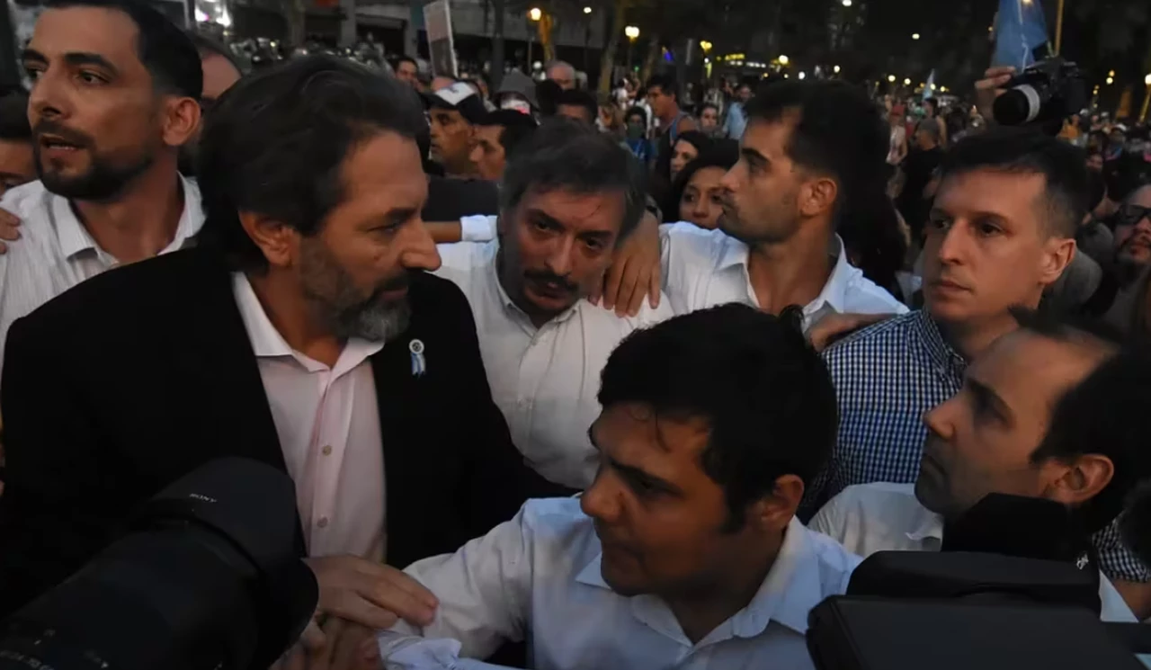 Máximo Kirchner y otros diputados acompañan la marcha en repudio de la Ley ómnibus frente al Congreso