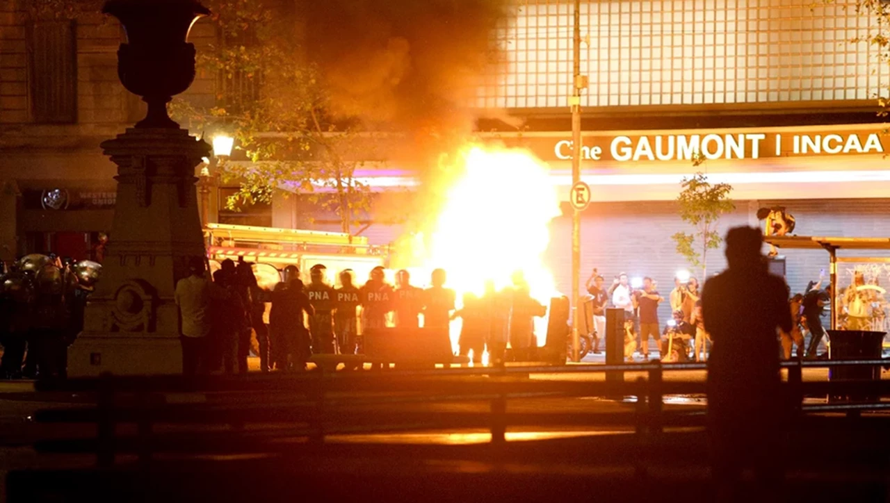 Incidentes tras aprobación de la Ley ómnibus: manifestantes prendieron fuego contenedores y hay detenidos