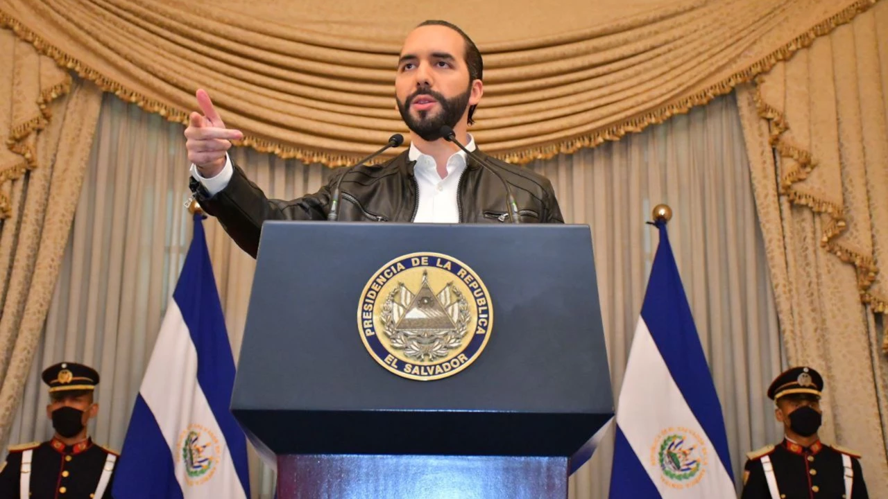 El Salvador "en plena crisis" sigue comprando más Bitcoin y su presidente asegura que está todo bien