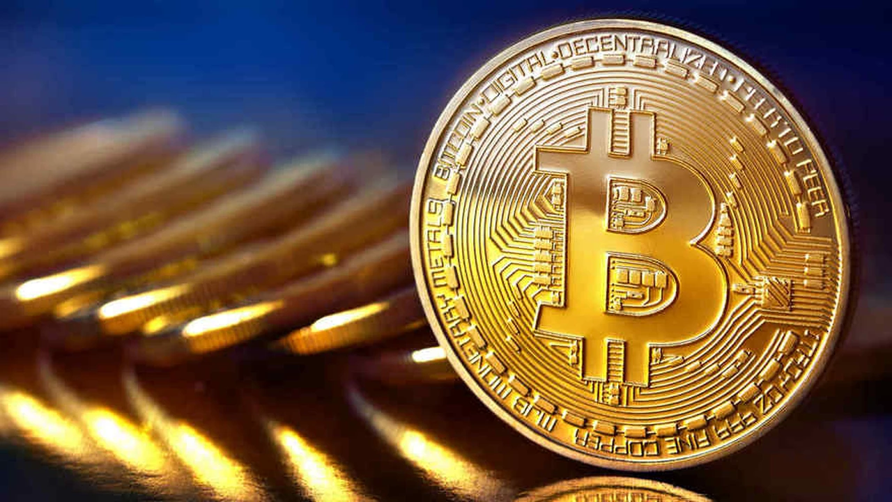 ¿A cuánto puede desplomarse el precio del bitcoin, según Bloomberg?