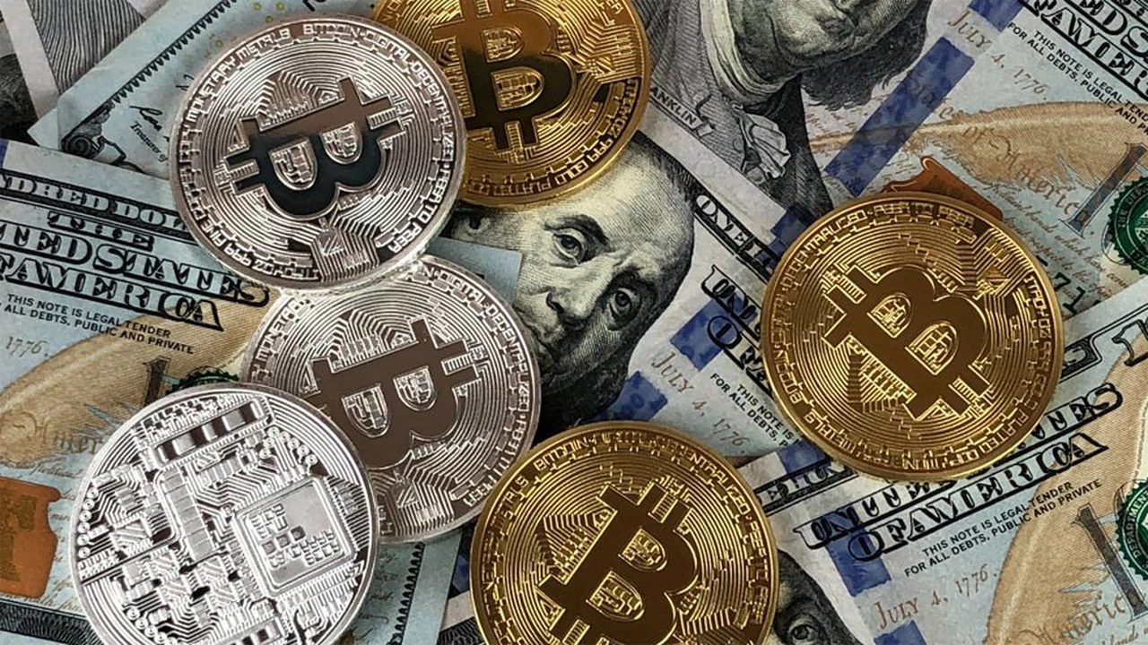 ¿Cuánto vale el "dólar cripto" y el Bitcoin en plena bajada del blue?