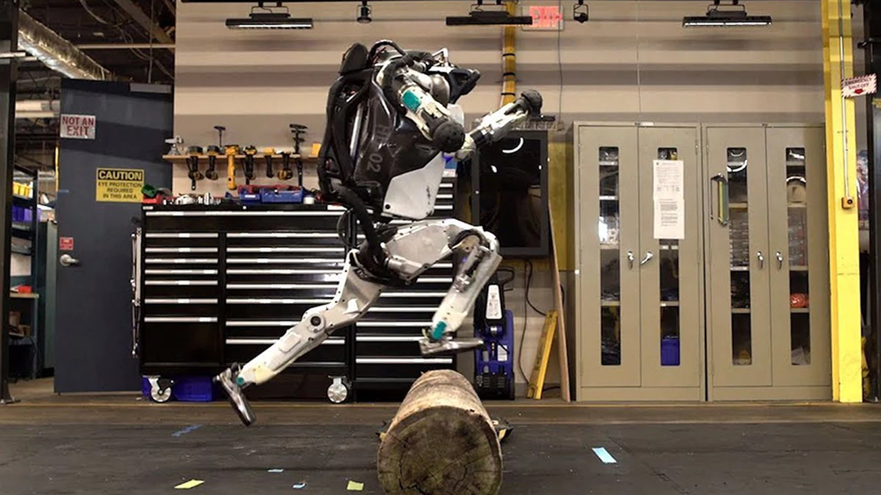 Cada vez más humano: el nuevo robot de Boston Dynamics ya hace parkour