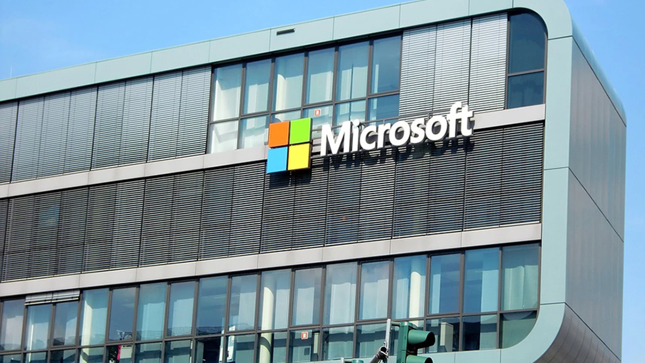 Ideal para la oficina: Microsoft presentó una pantalla "colaborativa" de 85 pulgadas