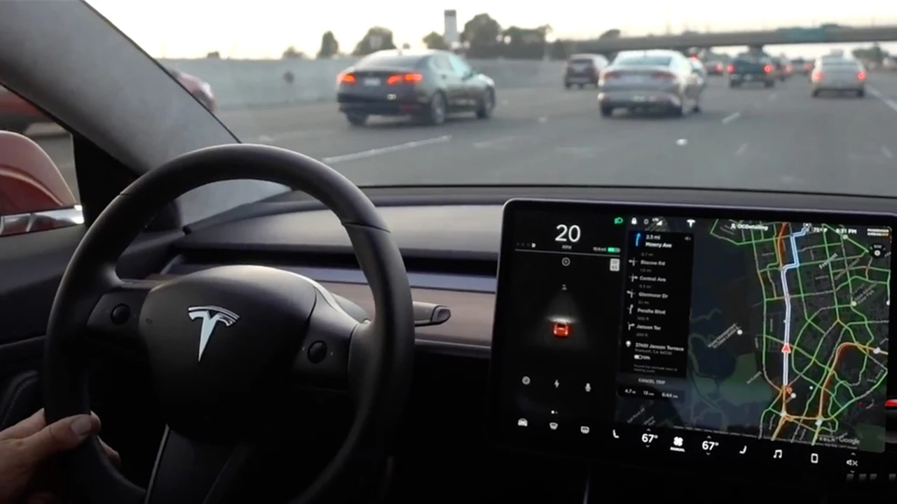 Te mantiene alerta: Tesla agrega una advertencia al piloto automático para frenar en los semáforos en rojo
