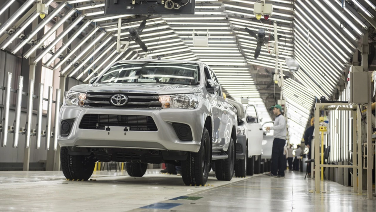 Nuevo acuerdo: Toyota fabricará vehículos en Argentina con energías renovables de YPF Luz