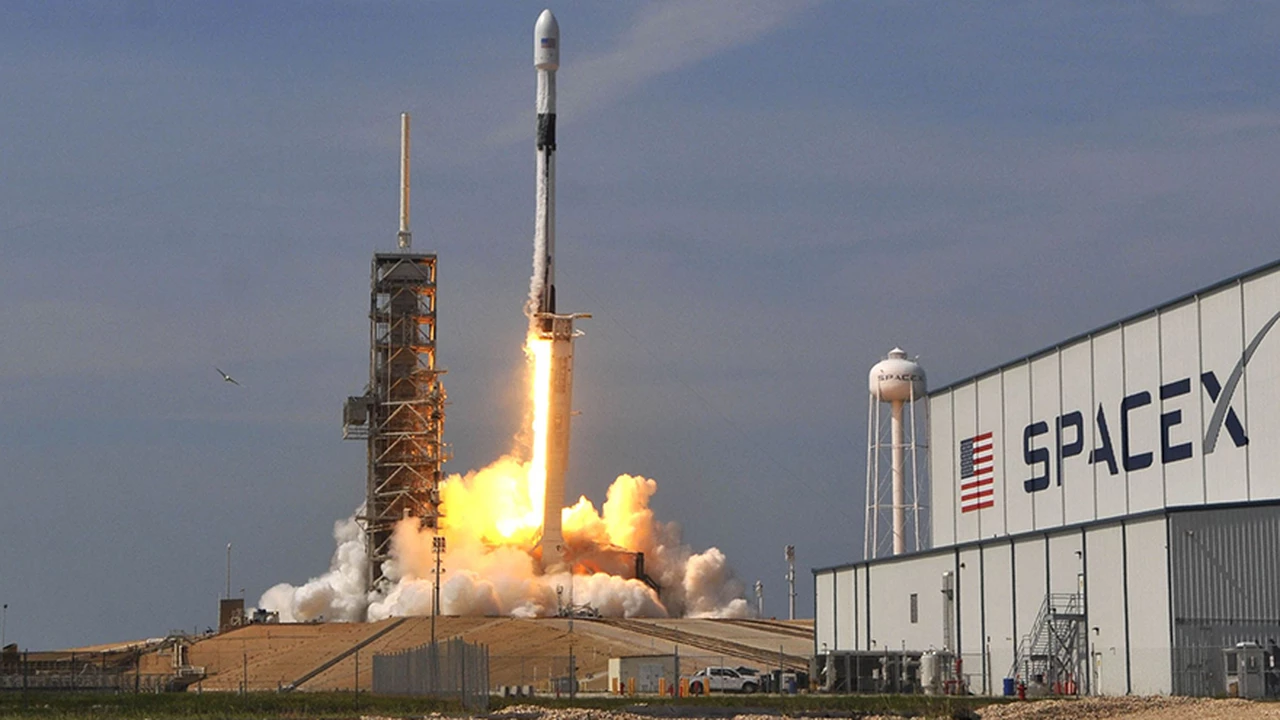 SpaceX avanza en la conquista del espacio: desplegará miles de satélites en los próximos años