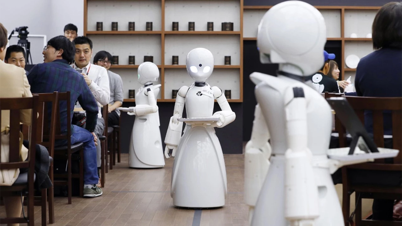 Abren una cafetería atendida por robots que son operados por personas con discapacidad