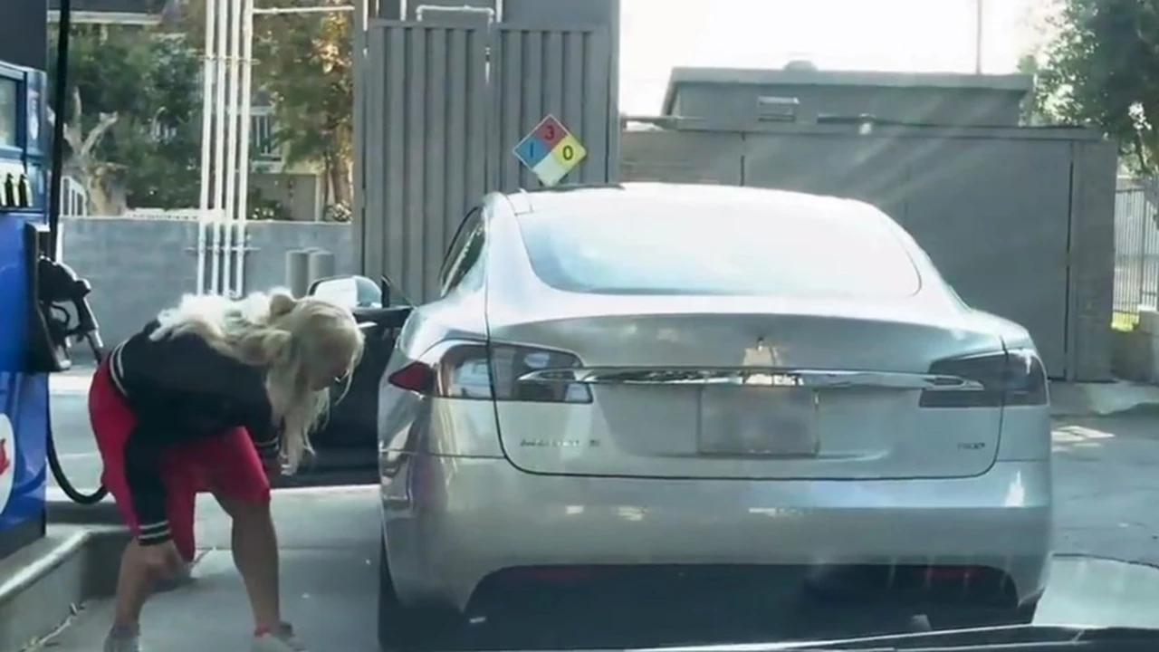 Video: te mostramos las imágenes de una mujer que quiere cargarle nafta a un auto eléctrico