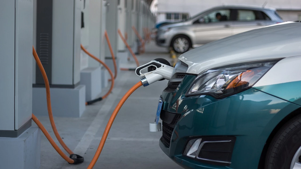 Avanza rápidamente la e-movilidad: ¿cuándo la venta de autos eléctricos superará a los de combustión?