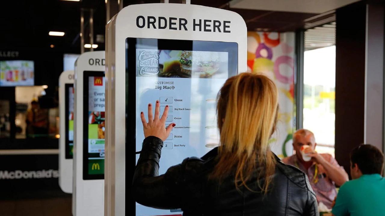 McDonald’s apuesta por una experiencia digital en sus nuevos locales de Ezeiza y Aeroparque