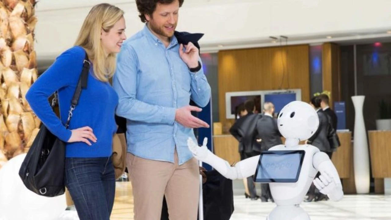 Te mostramos cómo será un hotel del futuro: con robots, espejos inteligentes y todo lo que imagines