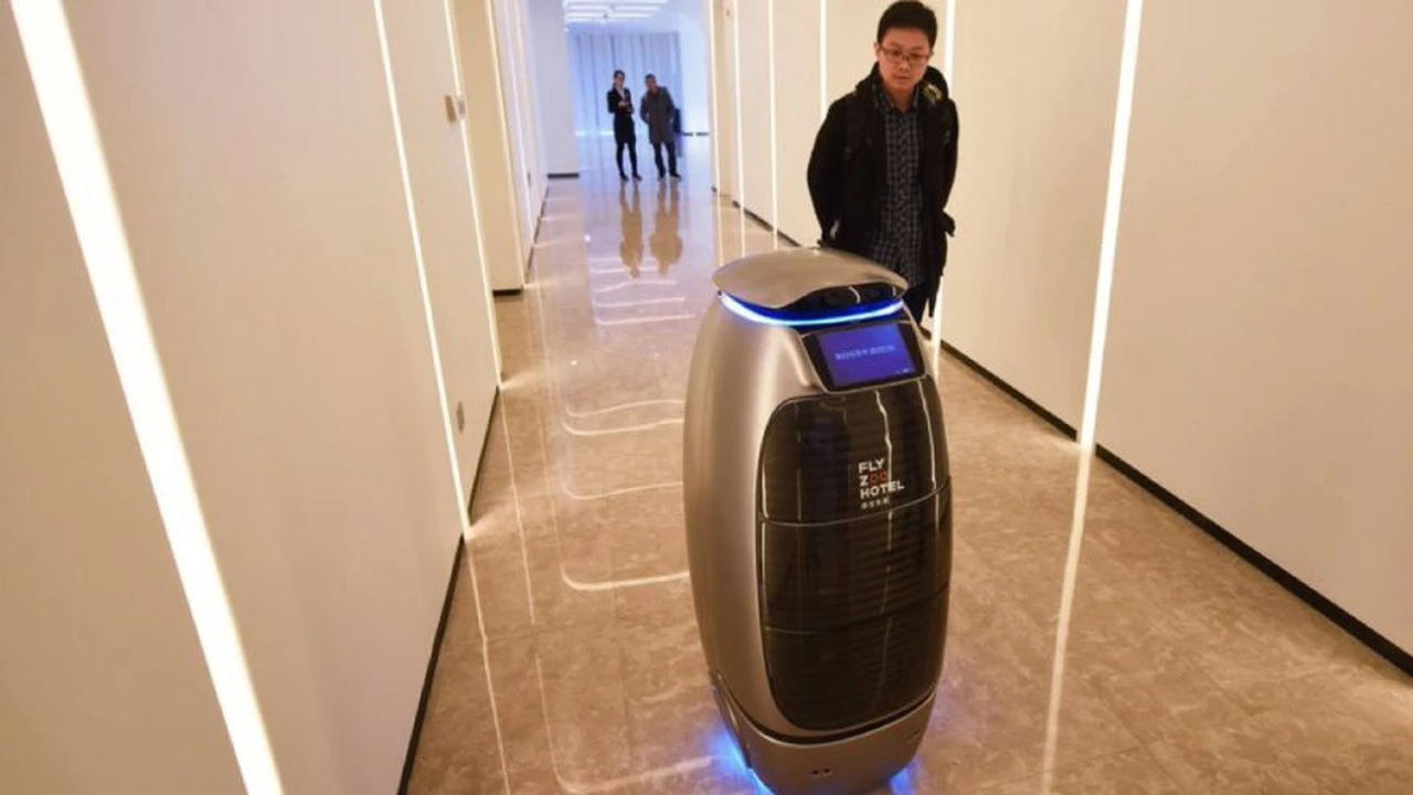 Video: te mostramos este hotel futurista con robots que te llevan las toallas y te preparan las bebidas