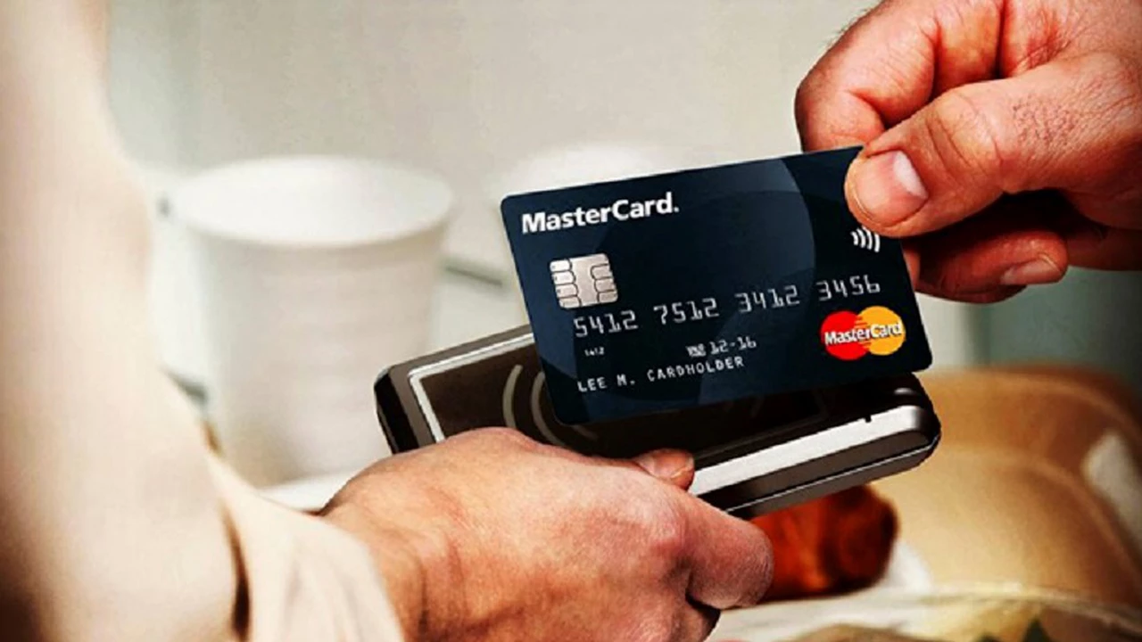 Mastercard permitirá a sus clientes trans utilizar el nombre que eligieron en sus tarjetas