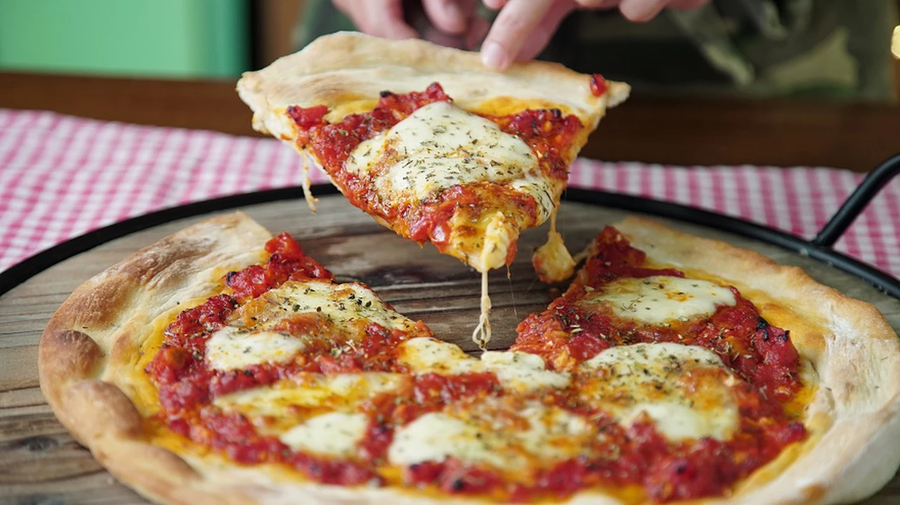 Comida a domicilio: una famosa pizzería comienza a trabajar con vehículos autónomos para sus entregas