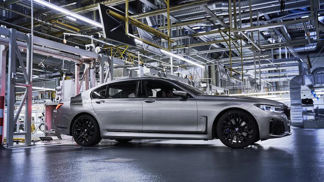 El renovado BMW Serie 7 llega con motor híbrido enchufable