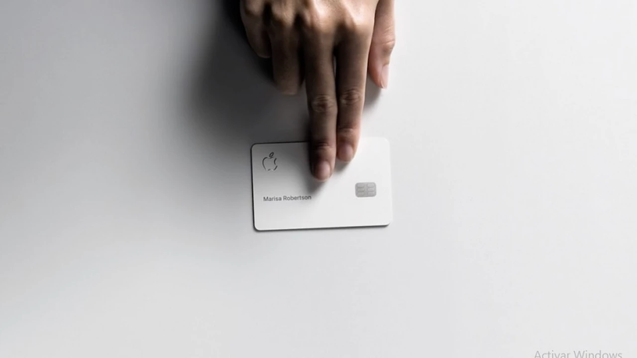 Increíble pero real: la Apple Card es tan filosa que se puede usar como un cuchillo