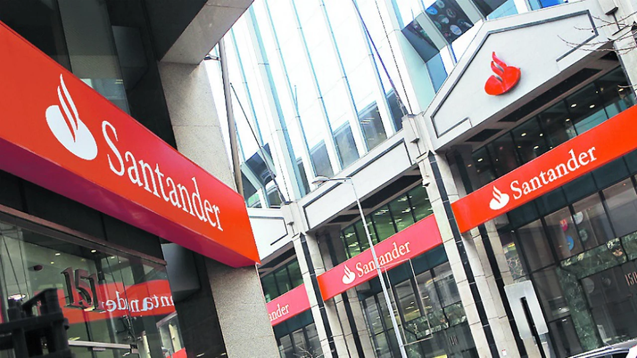 Santander avanza con su plan de digitalización: ahora permitirá enviar dinero a través de Whatsapp