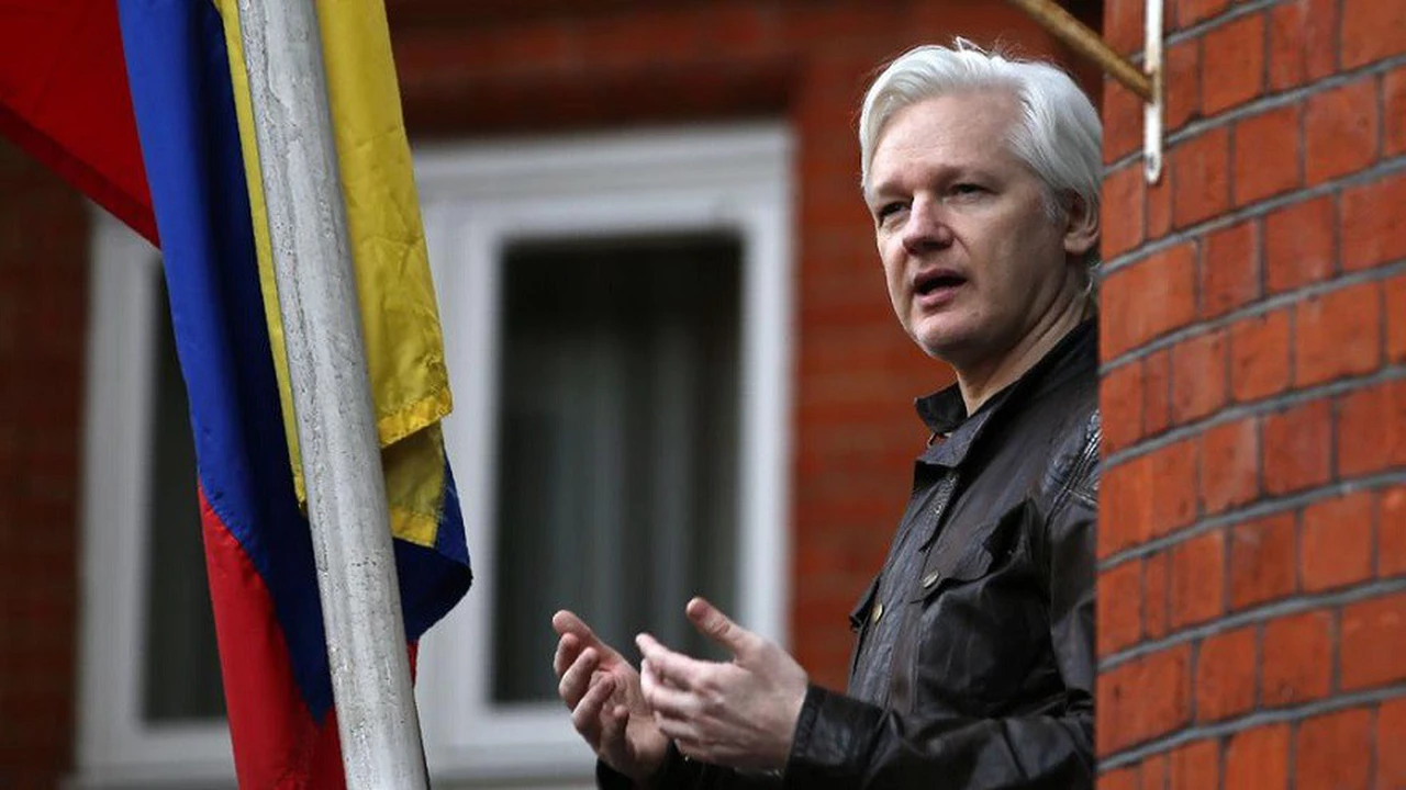 Detienen a Julian Assange, fundador de WikLleaks, en la embajada de Ecuador en Londres