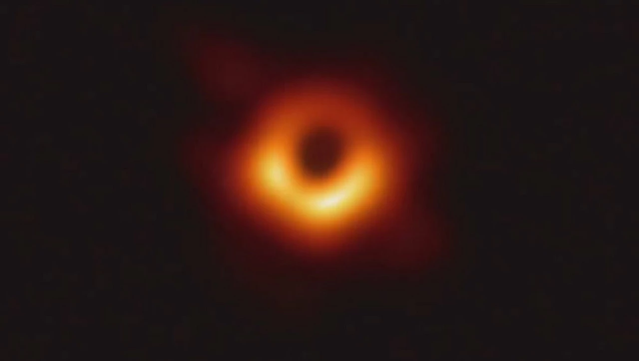La primera imagen de un agujero negro fue posible gracias al algoritmo de una estudiante del MIT
