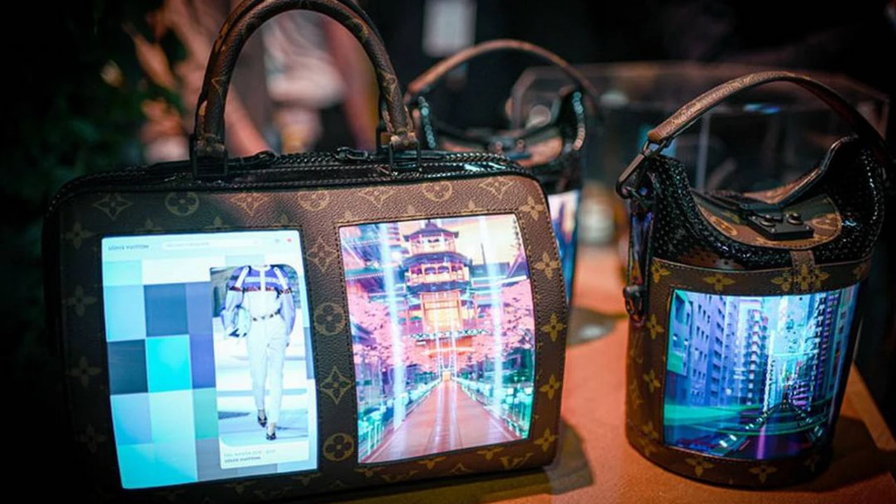 La tecnología llegó a la moda: Louis Vuitton lanza carteras "inteligentes"con pantallas táctiles