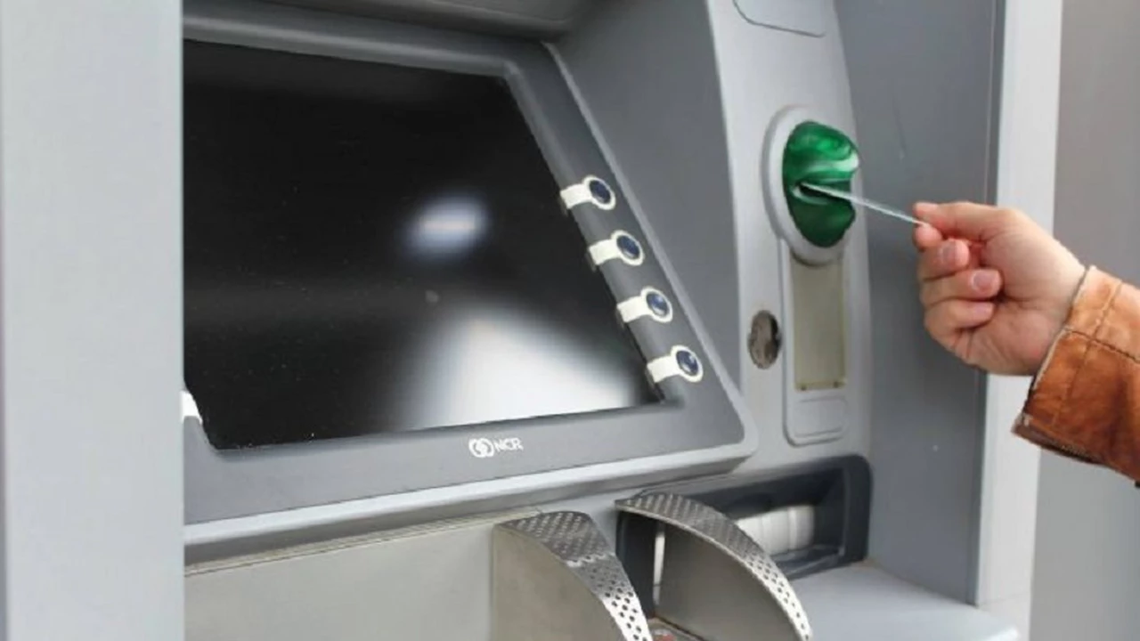 El terror de los bancos: así es el virus que "obliga" a los cajeros automáticos a escupir todo su dinero