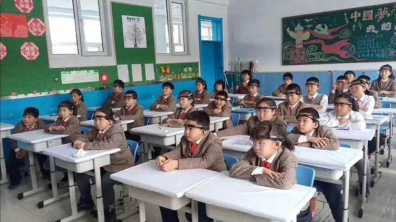 Polémicos: alumnos chinos utilizan vinchas en sus cabezas para medir la atención en clave