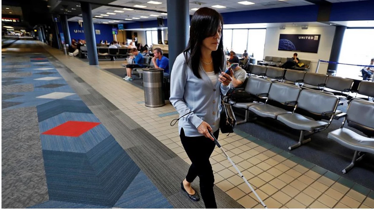 Accesibilidad: así funciona la app que ayuda a personas con problemas visuales en los aeropuertos