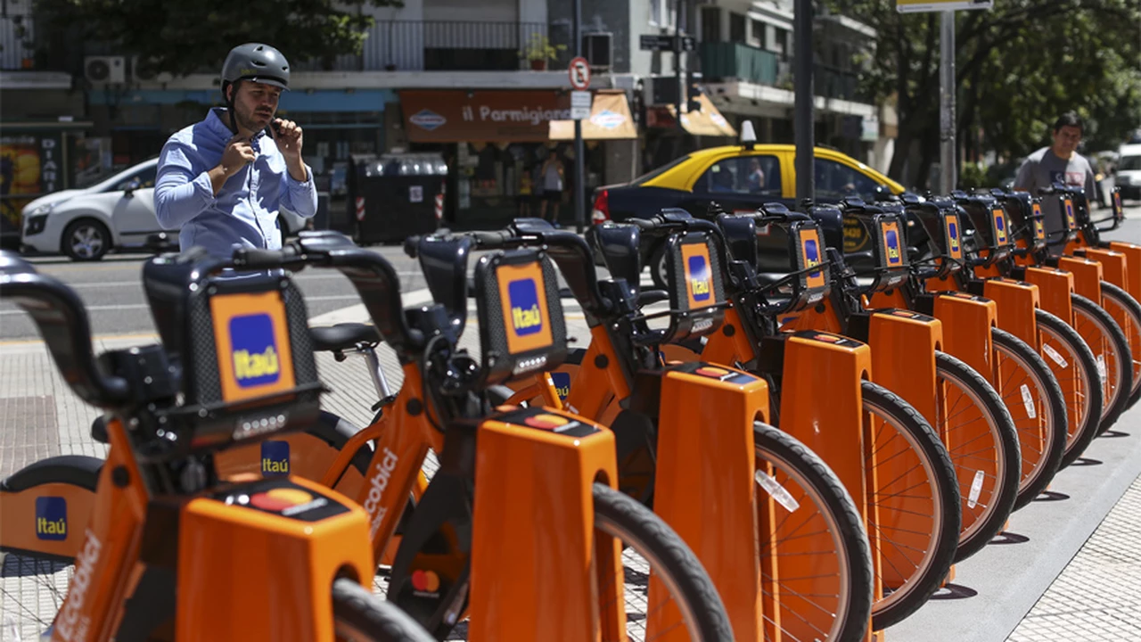 Ecobicis: el uso de bicicletas ya iguala al taxi y supera al tren, pero ¿quién paga en caso de choque con un auto?