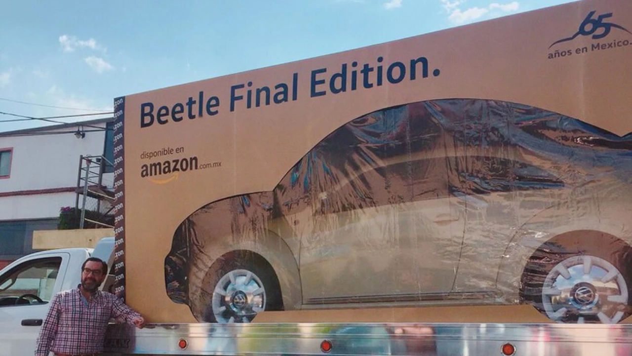 Amazon da para todo: ahora entregó un Volkswagen Escarabajo 0km embalado en una caja gigante