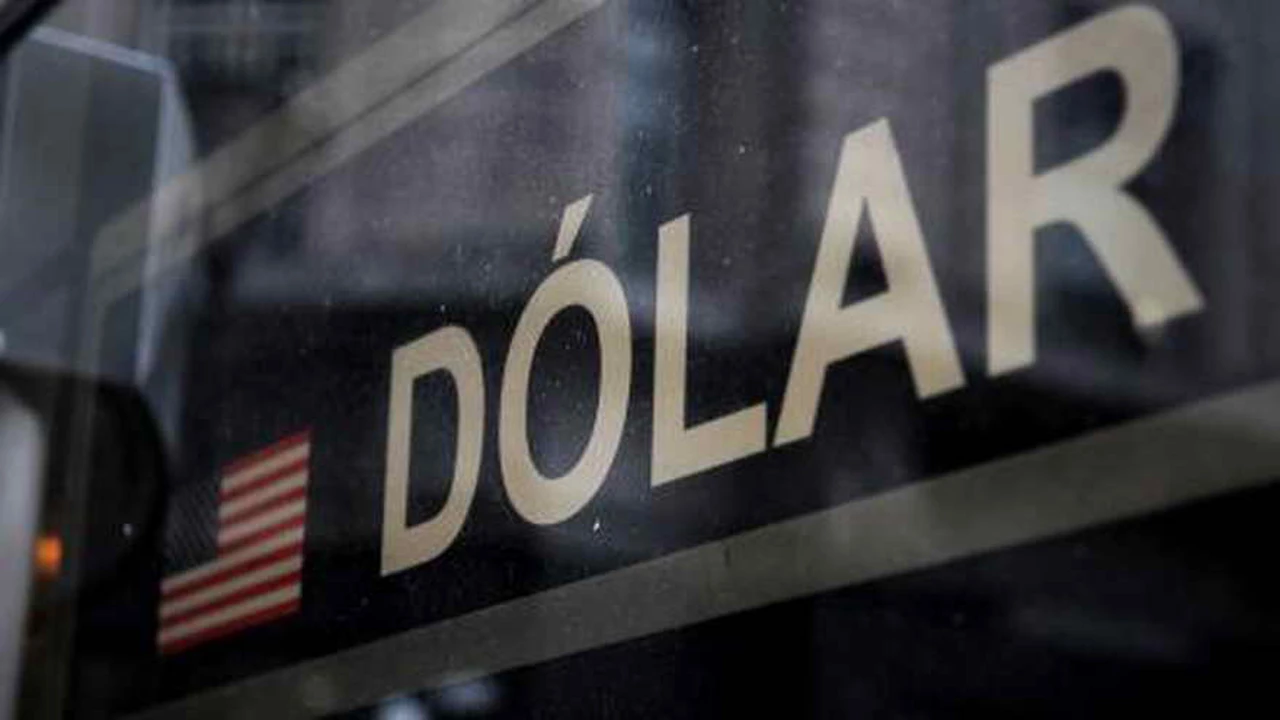 Efecto "reperfilar" en el dólar: picos de demanda en home banking y casas de cambio online