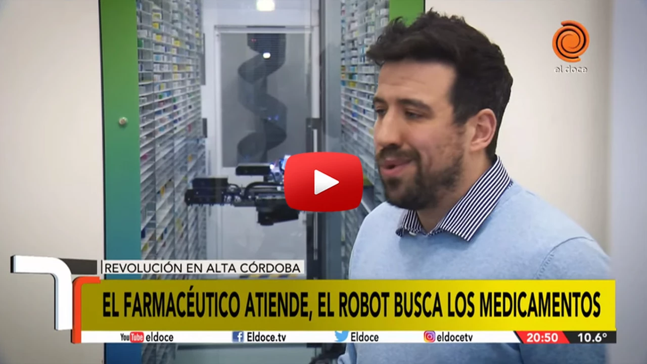 El empleado robot que atiende en una farmacia de Córdoba