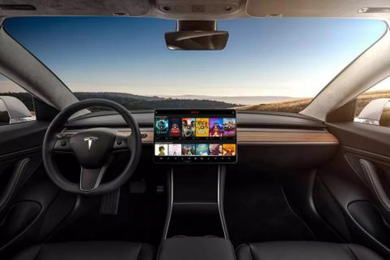 Netflix, Youtube, Spotify y más: la nueva actualización de Tesla convierte el auto en un "centro de entretenimiento"