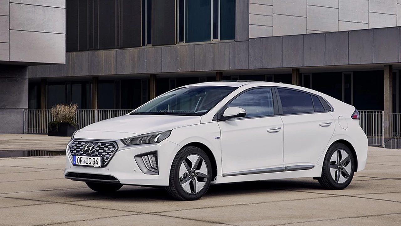 A pesar de la crisis, otro híbrido llega al país: Cómo es el Hyundai Ioniq, cuánto gasta y con quiénes compite