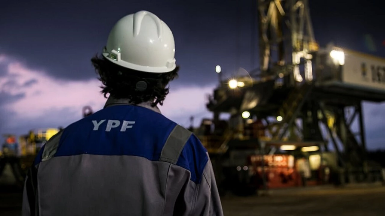 YPF cumple 100 años en pleno proceso de reconversión hacia las nuevas energías y el "oro blanco"