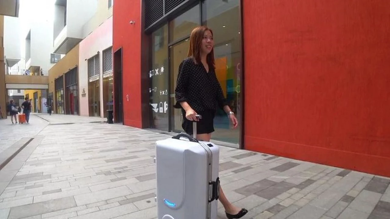 Esta nueva valija inteligente puede aliviar el peso excesivo del equipaje: así funciona