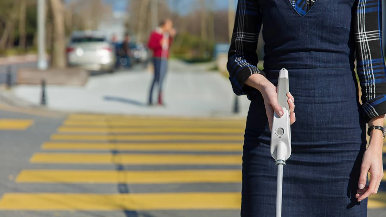 Tecnología inclusiva: lanzan un bastón inteligente para asistir a las personas con discapacidad
