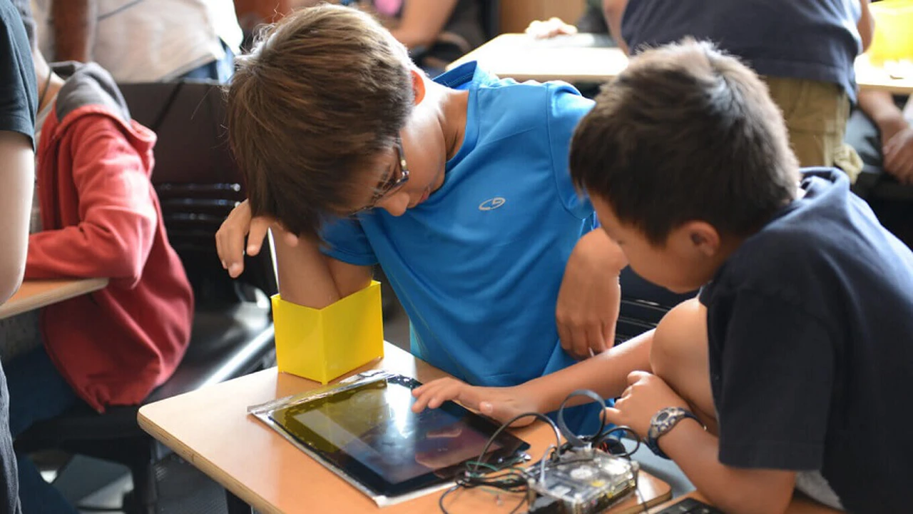 Gigante surcoreano capacitará "gratis" codificación y programación a estudiantes secundarios