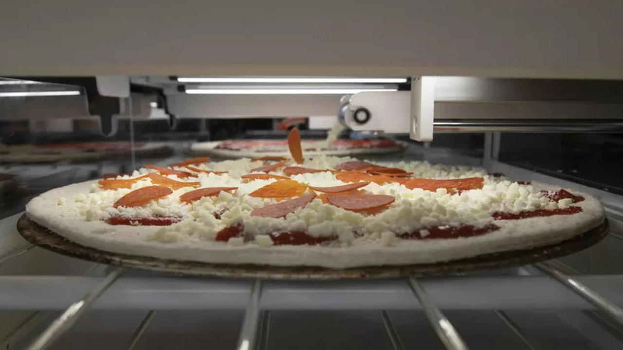 El futuro de las pizzerias: esta máquina prepara 300 pizzas por hora y solo requiere de una persona