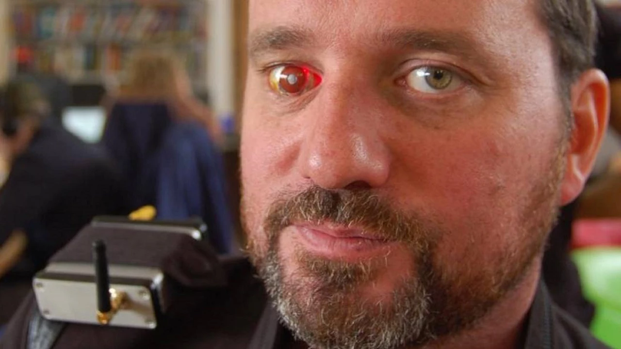Como Terminator: este cineasta creó un ojo rojo capaz de grabar hasta 30 minutos de video