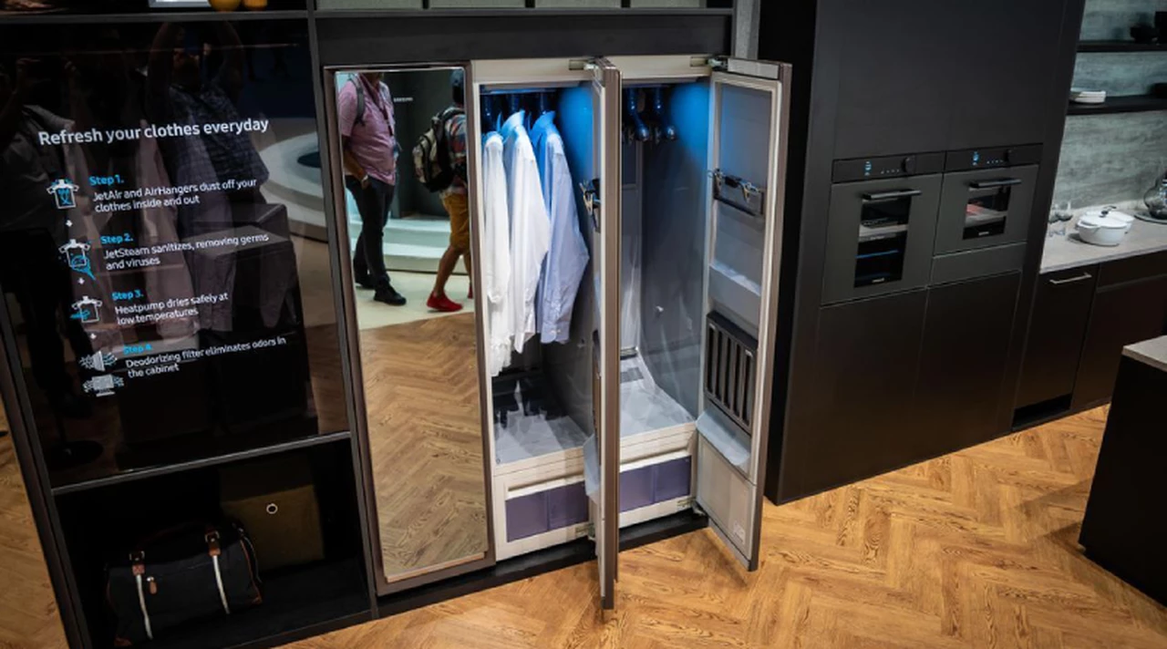 Robots para el hogar: Samsung lanza un armario que plancha y desinfecta la ropa de forma automática